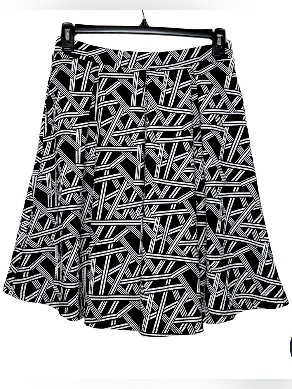 LuLaRoe Madison Skirt Medium Black White Geometric Pleated A-Line Pockets NWT